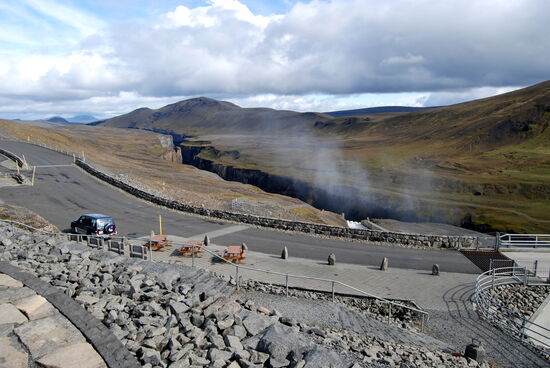 Blick zum Parkplatz und zur Schlucht