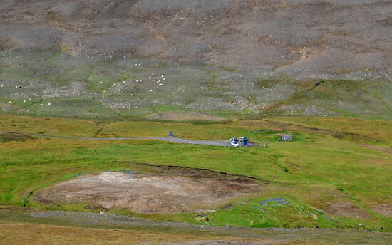 auf dem Parkplatz standen schon mehrere Fahrzeuge