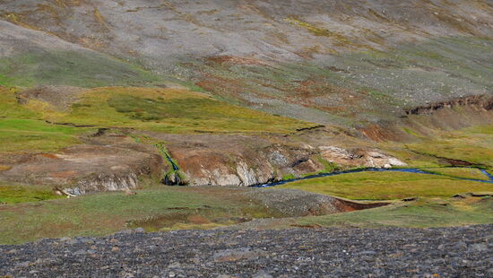 hier entdeckten wir den kleinen Wasserfall am linken Drittel, der in den heißen Pott fließt