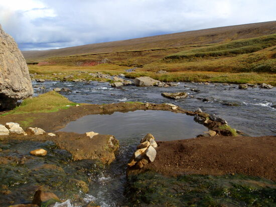 aus dem Pott floß das Wasser in ein kleines Becken und weiter in den Fluß