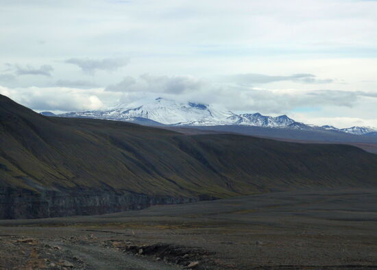 Snæfell hinter der Schlucht
