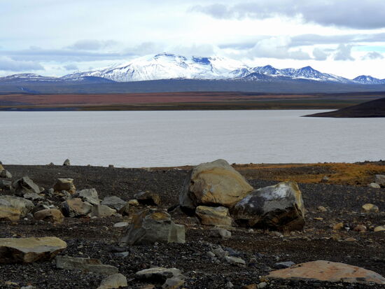 Snæfell hinter dem Stausee Hálslón