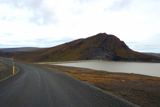 Abfahrt zum Staudamm mit den Bergen Kárahnjúkar
