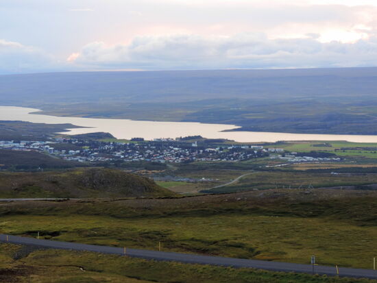 Blick zurück auf Egilsstaðir und den Lagarfljót