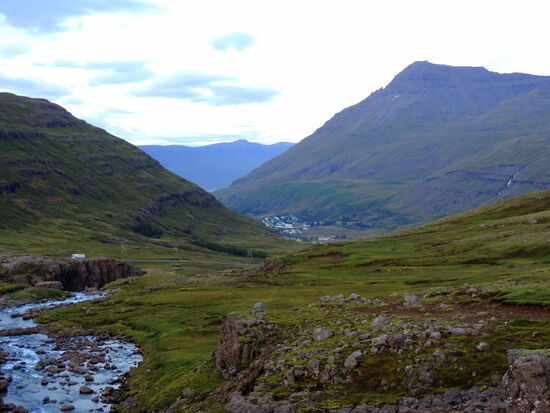 aus der Ferne sahen wir schon Seiðisfjorður
