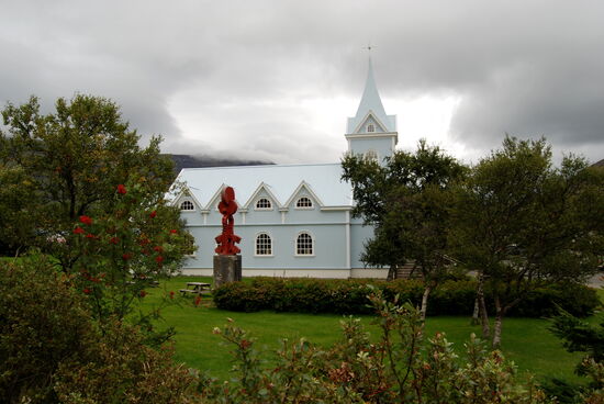 Blick aus unserem Wowa auf die blaue Kirche von Seyðisfjörður