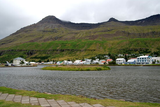 Blick über den See Lónið zur Hafnargata und Austurvegur
