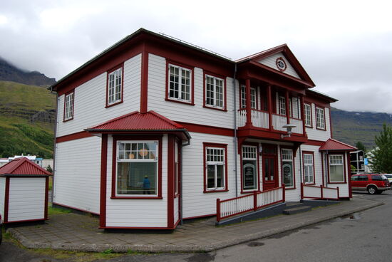 gegenüber im Haus u.a. der Zoll