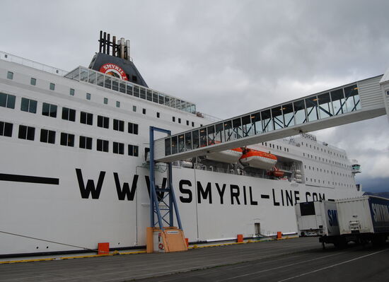 die Norröna am Terminal, direkt über der Gangway lag unsere Suite (3 Fenster)