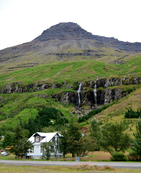 Stradartindur mit Búðarárfoss