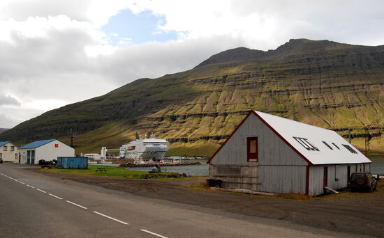 Blick über den Hafen zur Norröna