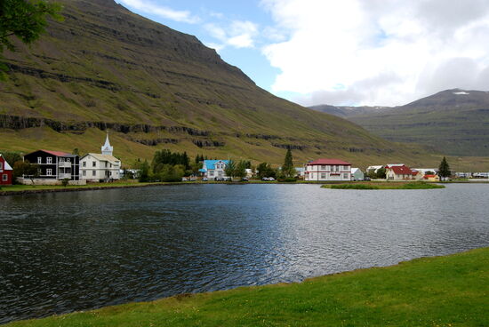 Blick über den See Lónið