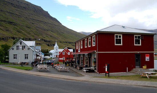 die Norðurgata von Süden, auf dem Grünstreifen links stand 2016 noch ein Wegweiser mit einem GPS-Versteck