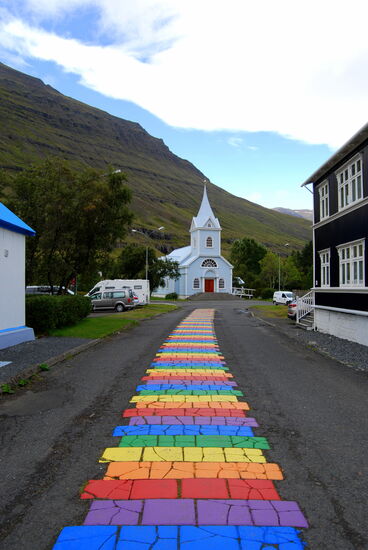 die Norðurgata führt auf die Kirche zu