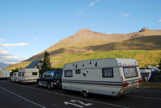 Aufstellung in der Spur für Wohnwagengespanne