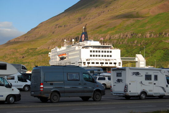 die Fähre hinter den wartenden Fahrzeugen
