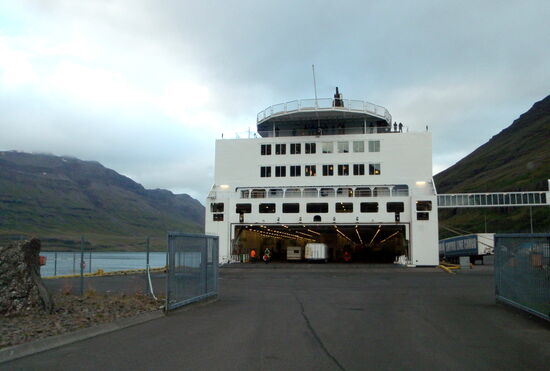 über das Heck fuhren wir an Bord
