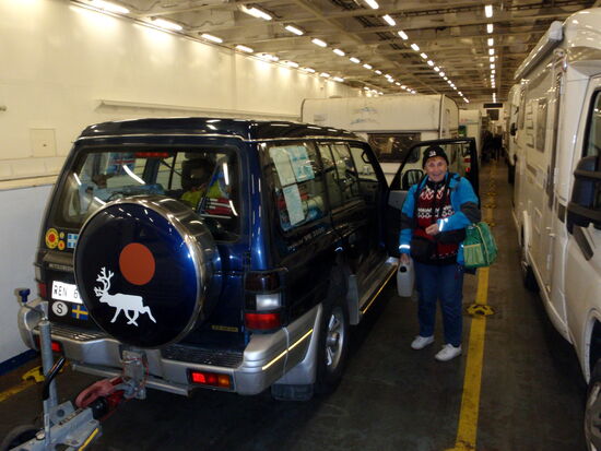 unser Stellplatz zwischen Wohnmobilen und der Rampe