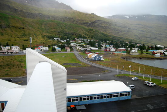 Blick auf Seyðisfjörður aus unserm Fenster über die Gangway hinweg