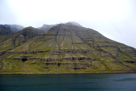 die typischen Berge am Fjord