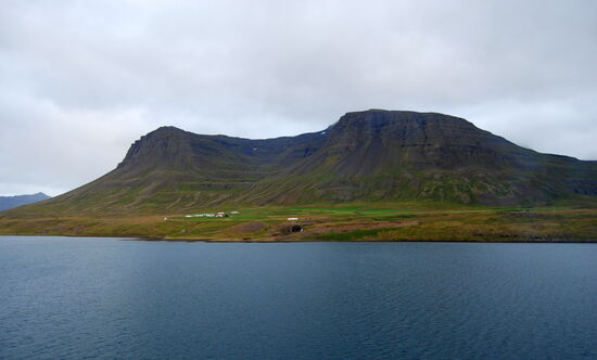 kleine Siedlung am Ufer