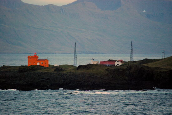 links der neue Leuchtturm in orange, in der Mitte der kleine alte Leuchtturm in weiß