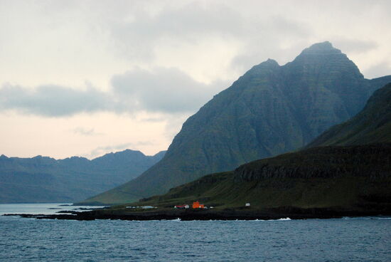 mit einer gewaltigen Felsenkulisse