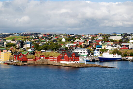 das Regierungsviertel der Färöarna von der Fähre aus