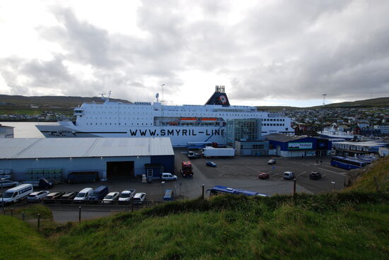 Blick auf die Fähre von Skansin aus