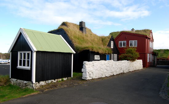 alte Häuser mit Grasdächern