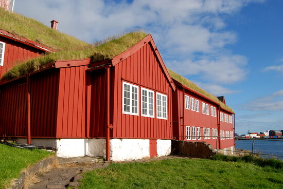 den grasbedachten Häusern