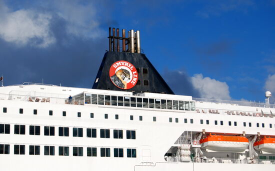 unsere Suite hatte drei Fenster in der oberen Reihe über der weißen Fläche, das einzelne Fenster gehörte zum Schlafzimmer, die Zweiergruppe links daneben war das Wohnzimmer