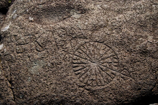 Windrose eingeritzt in den Felsen