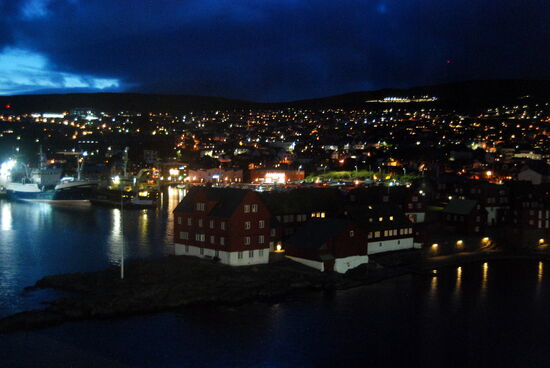 Ausfahrt aus Tórshavn in der Dunkelheit