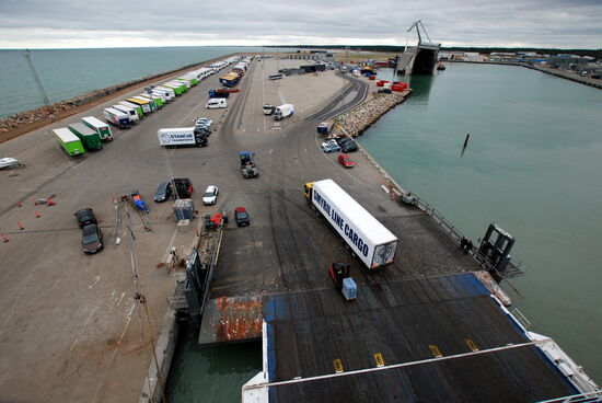 die ersten Anhänger wurden ausgeladen