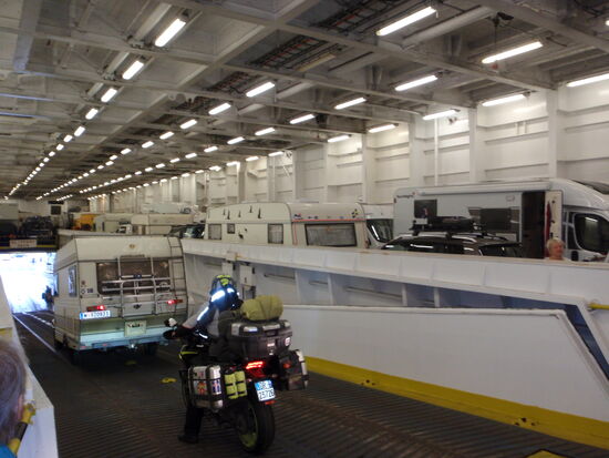 die ersten Fahrzeuge fuhren die Rampe hinab