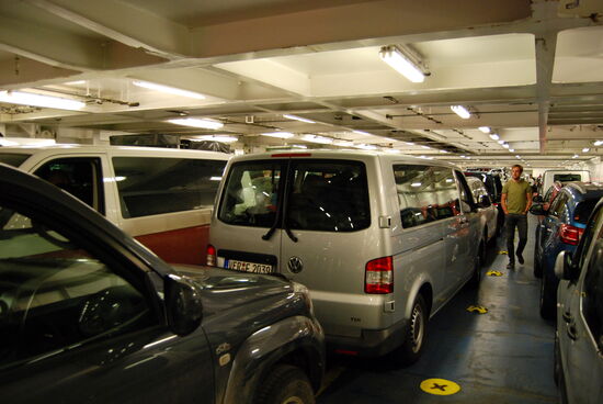 auf dem Nachbardeck standen die kleineren Fahrzeuge dicht gedrängt