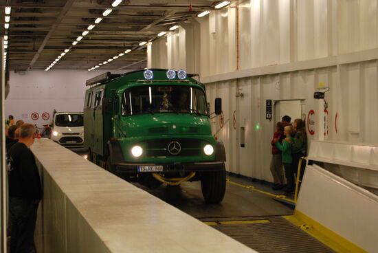 große Fahrzeuge fuhren die Rampe hinab