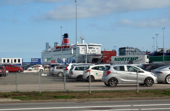 unsere Fähre nach Göteborg von der Straße aus