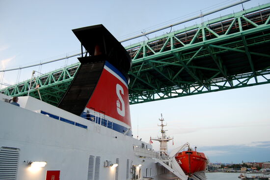 Fahrt unter der Älvsborgbron hindurch