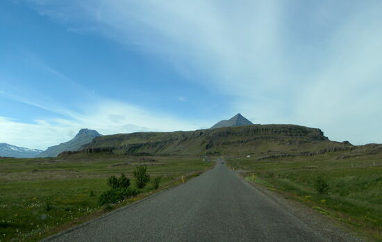 Ausfahrt aus Djúpivogur mit Búlandstindur