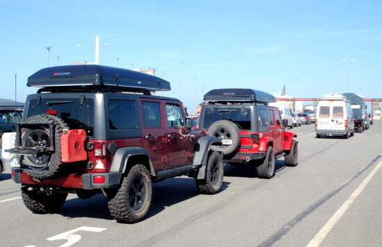 2 Jeep in der Wartespur an der Fähre