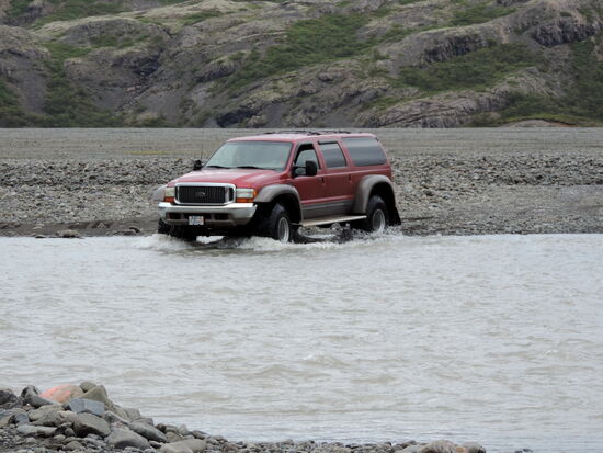 Ford Excursion bei Flußdurchfahrt