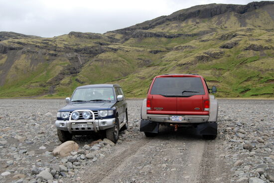 der größte Geländewagen der Welt, Ford Excursion, neben unserem "kleinen" Mitsubishi Pajero
