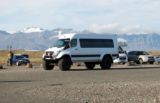 Mercedes-Kleinbus mit vergrößertem Fahrwerk
