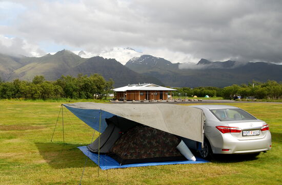 Toyota Corolla mit angebautem Zelt