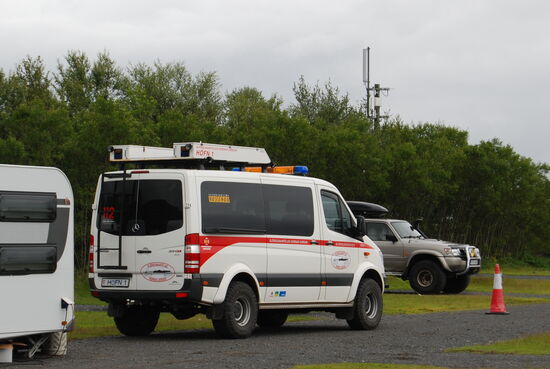 Mercedes-Kleinbus des Rettungsdienstes