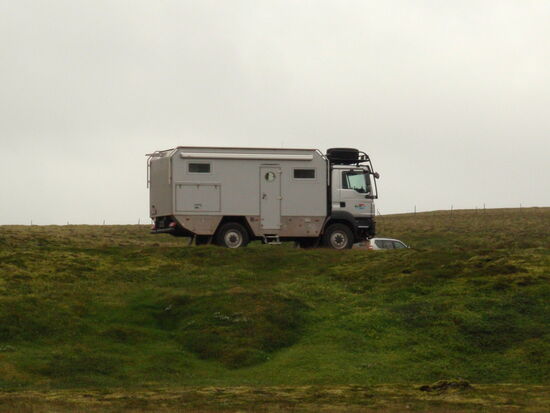 zum Wohnmobil umgebauter LKW