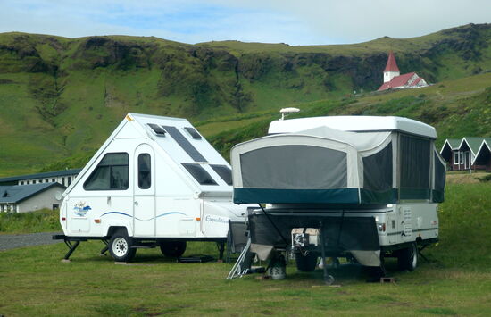 isländische Klappwohnwagen auf dem Campingplats Vík