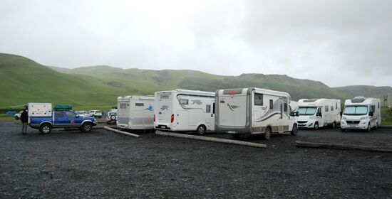 Wohnmobile auf dem Parkplatz von Skógar